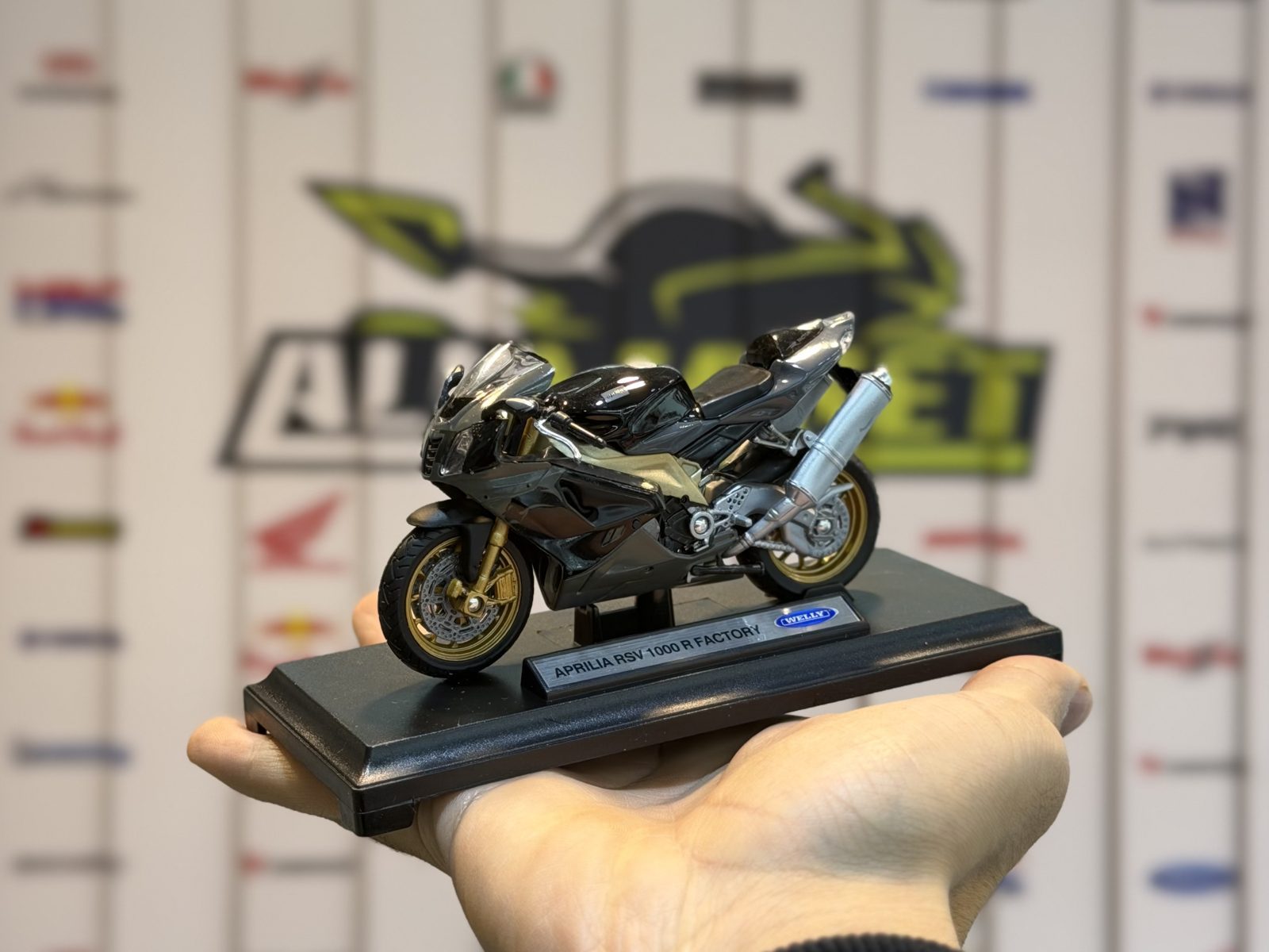 آپریلا RSV1000