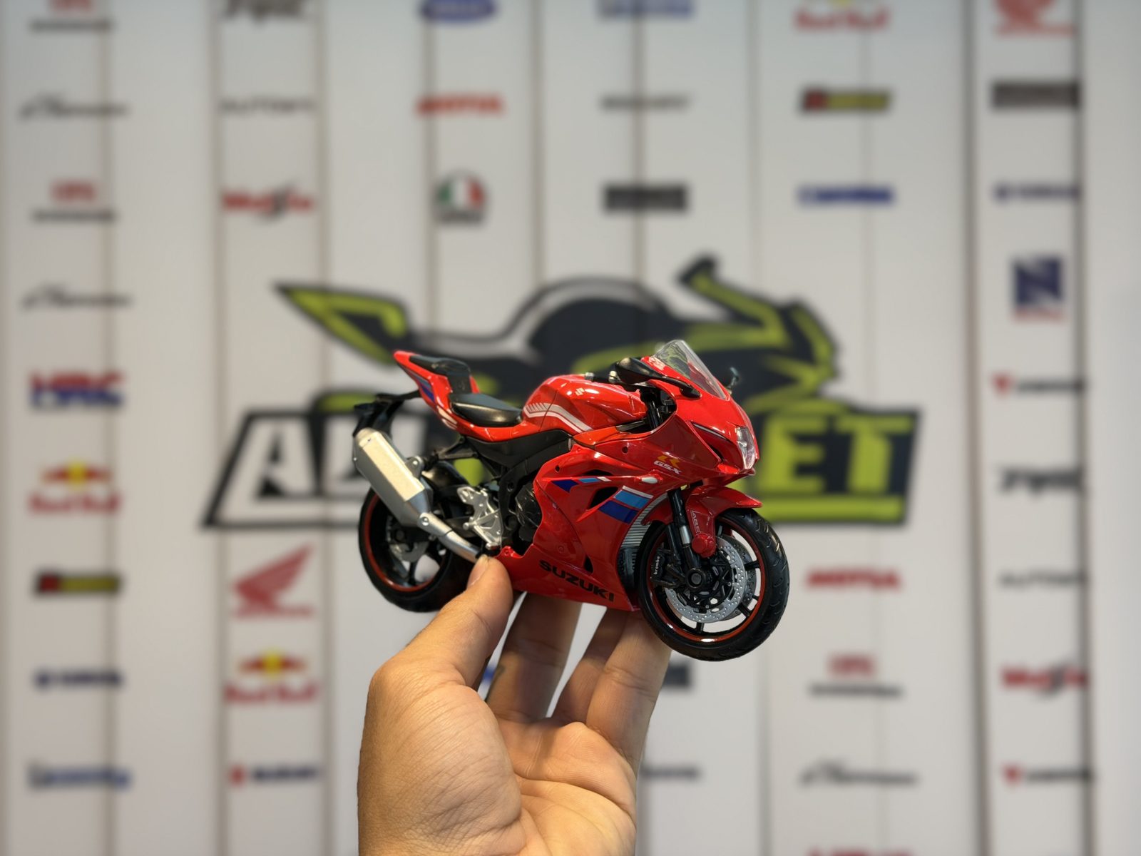 سوزوکیGSXR1000 قرمز