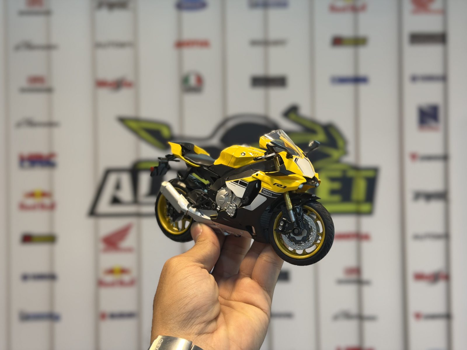 یاماها R1 زرد