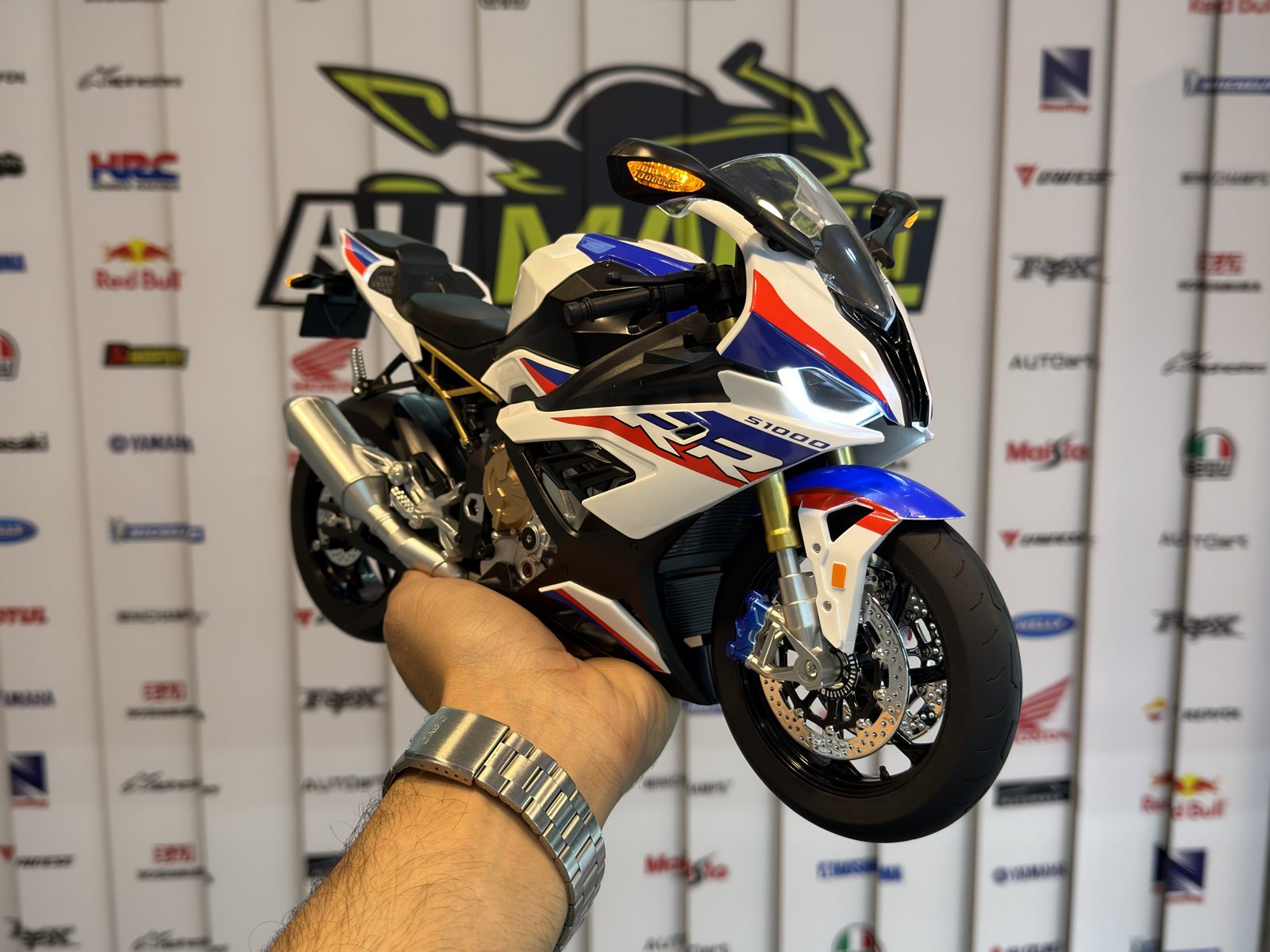 بی ام و S1000RR روشن شو