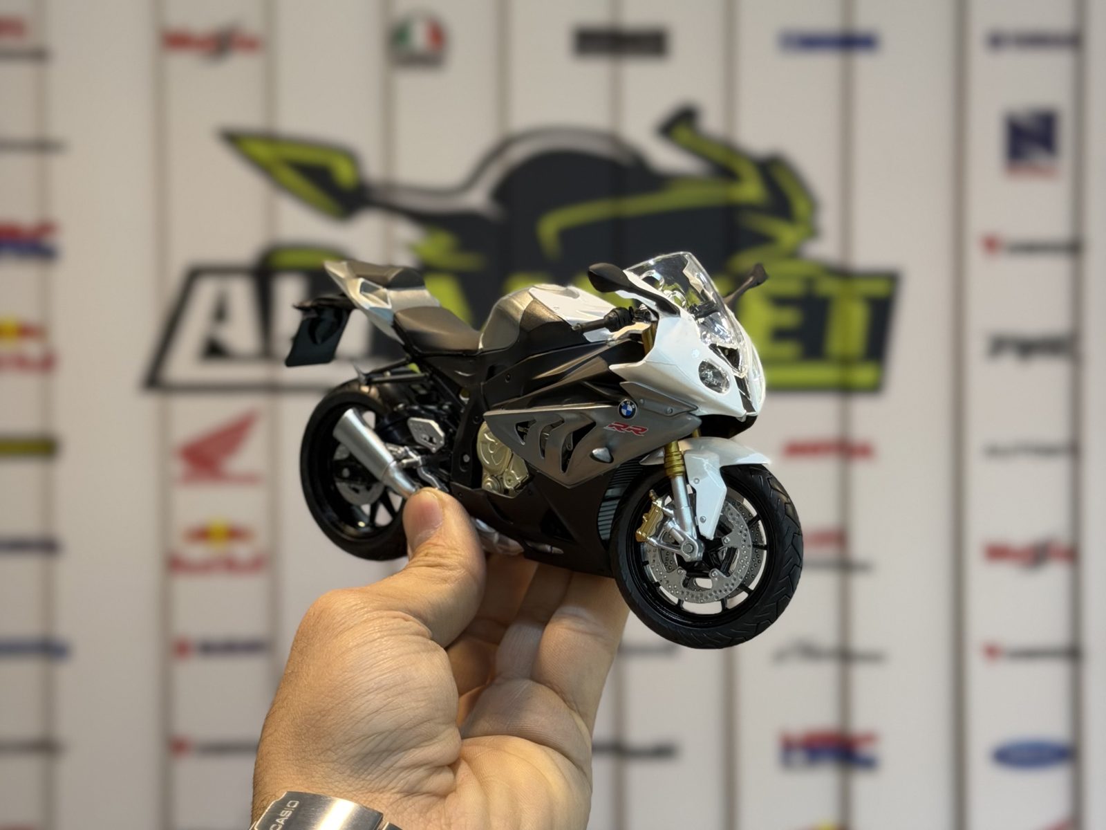 بی ام و S1000RR سفید طوسی
