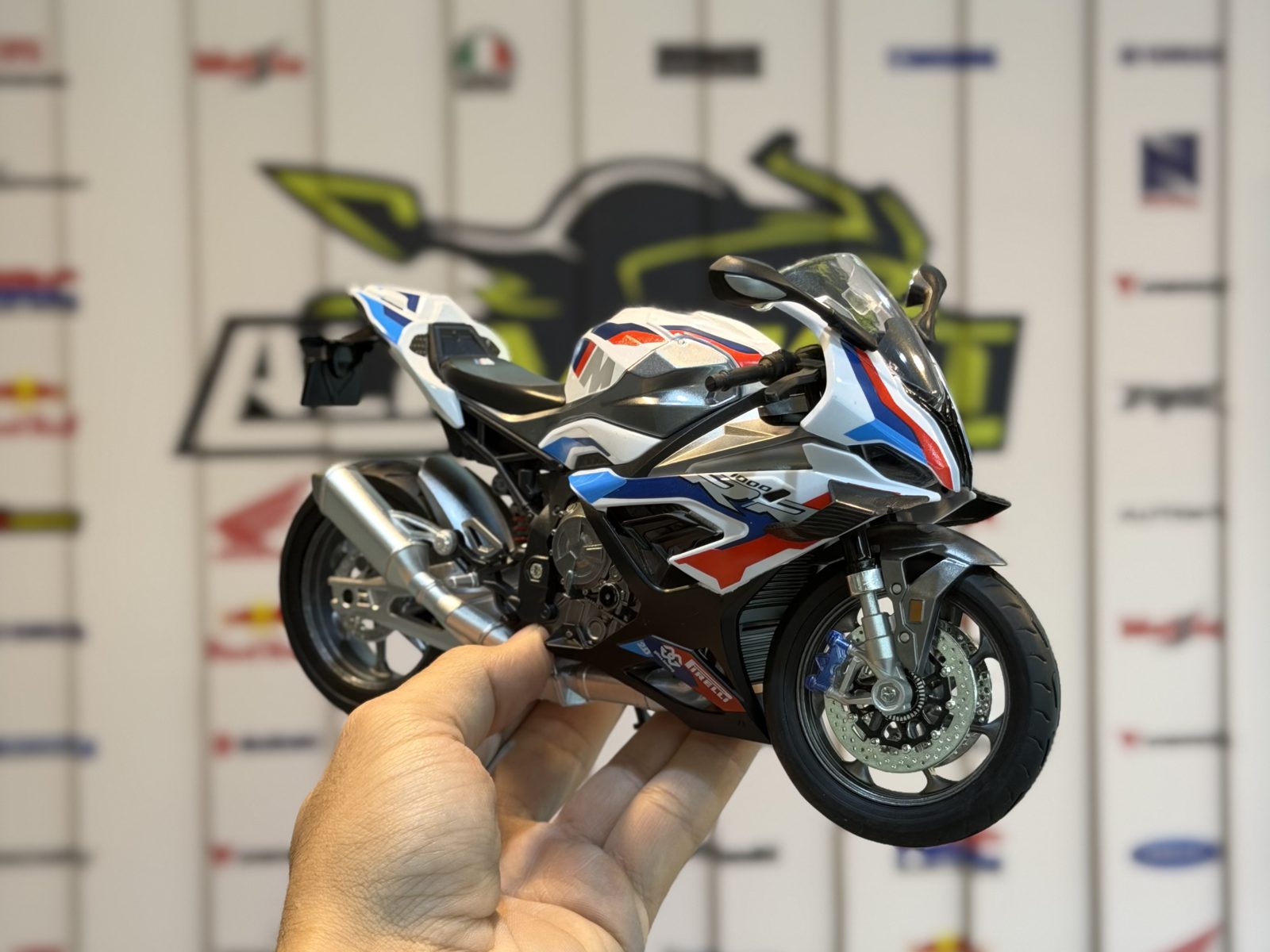 بی ام و M1000