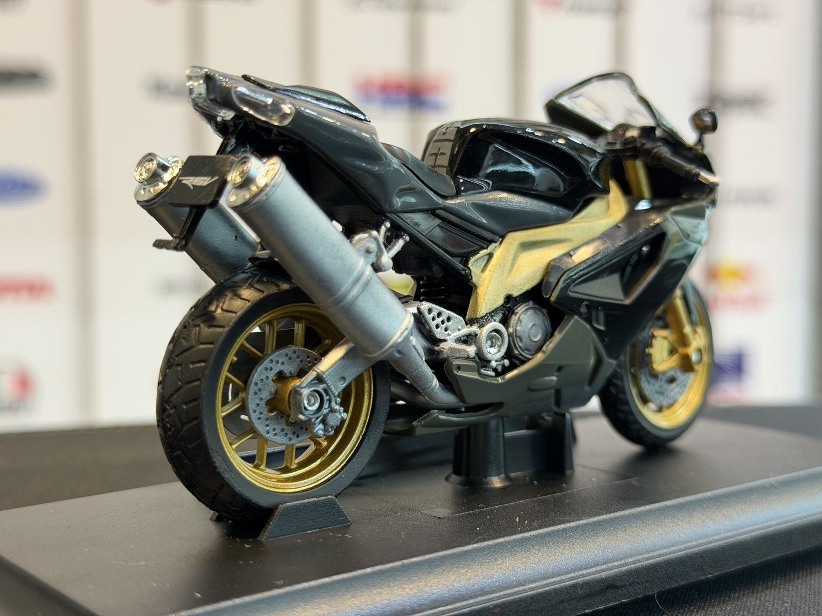 آپریلا RSV1000 — تصویر 4