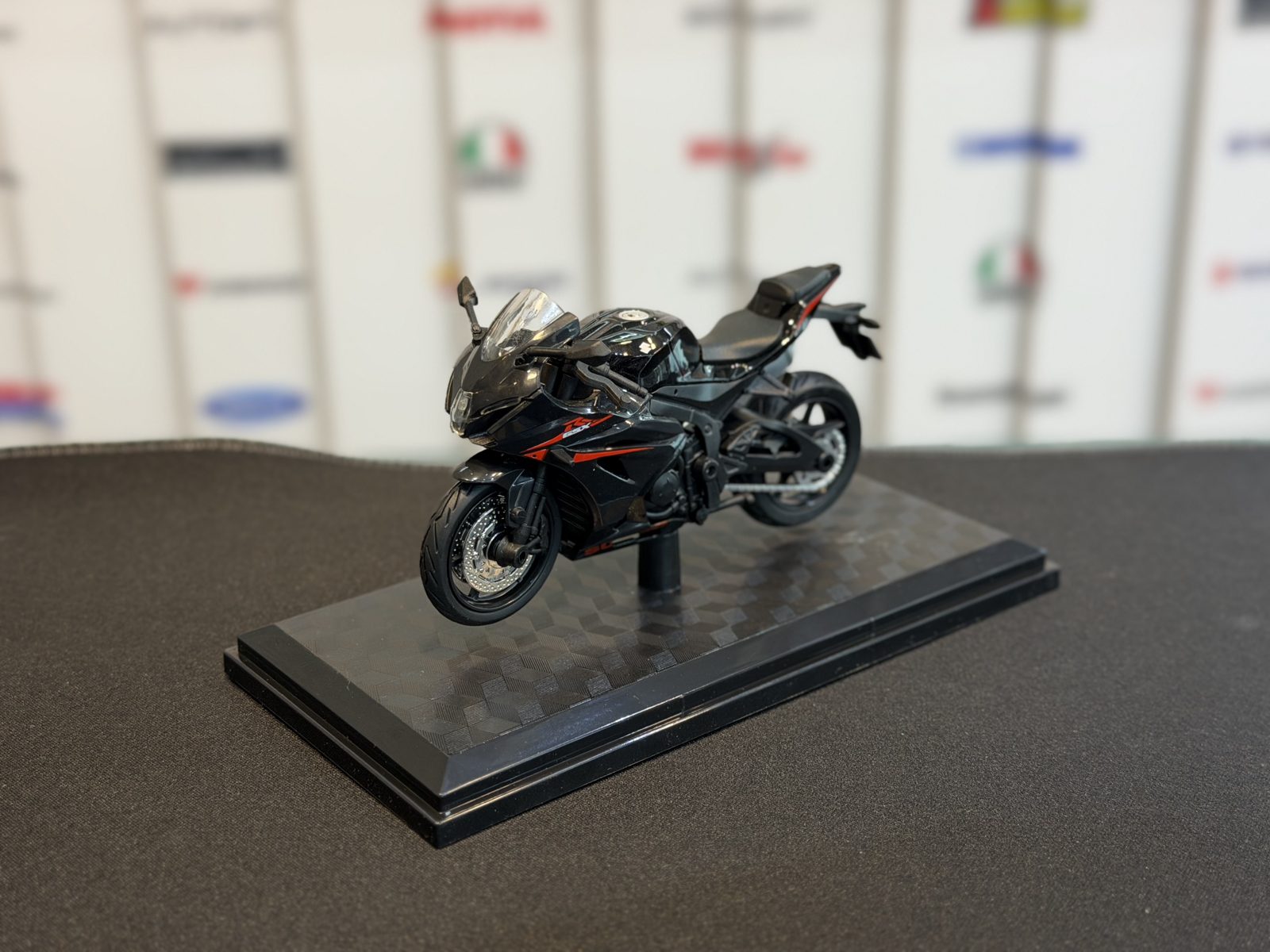 سوزوکی Gsxr1000 مشکی — تصویر 2