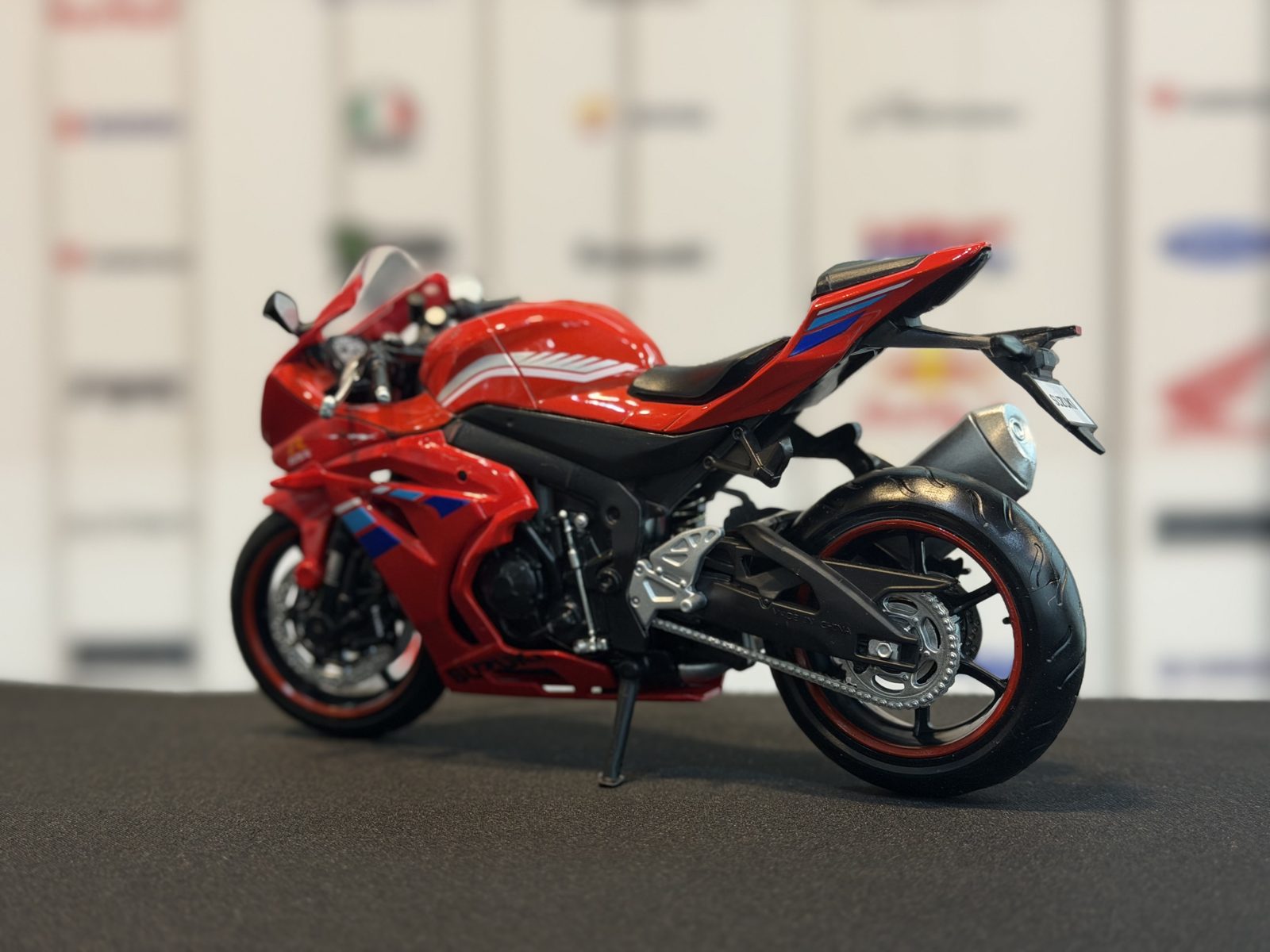 سوزوکیGSXR1000 قرمز — تصویر 4