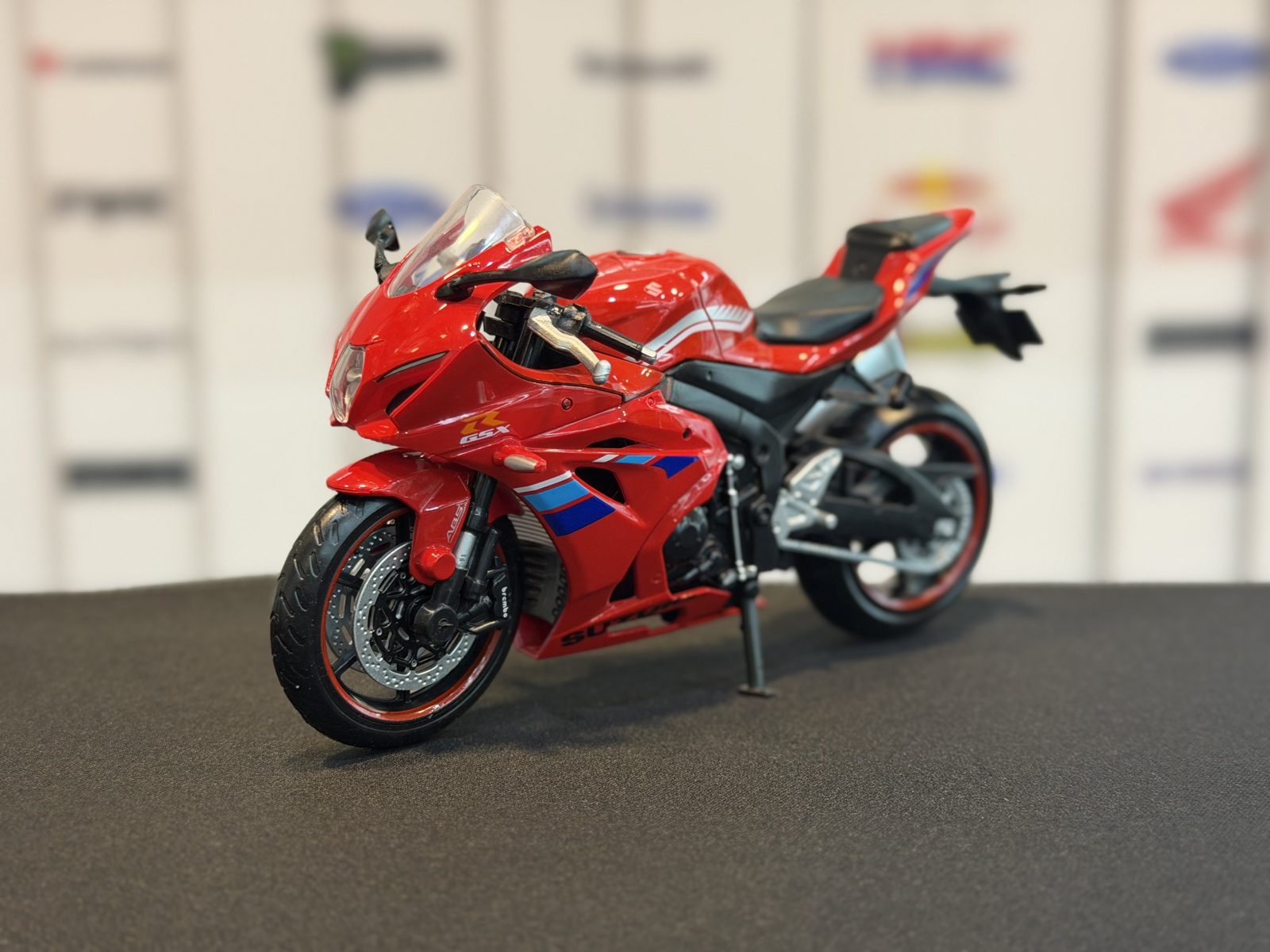 سوزوکیGSXR1000 قرمز — تصویر 2