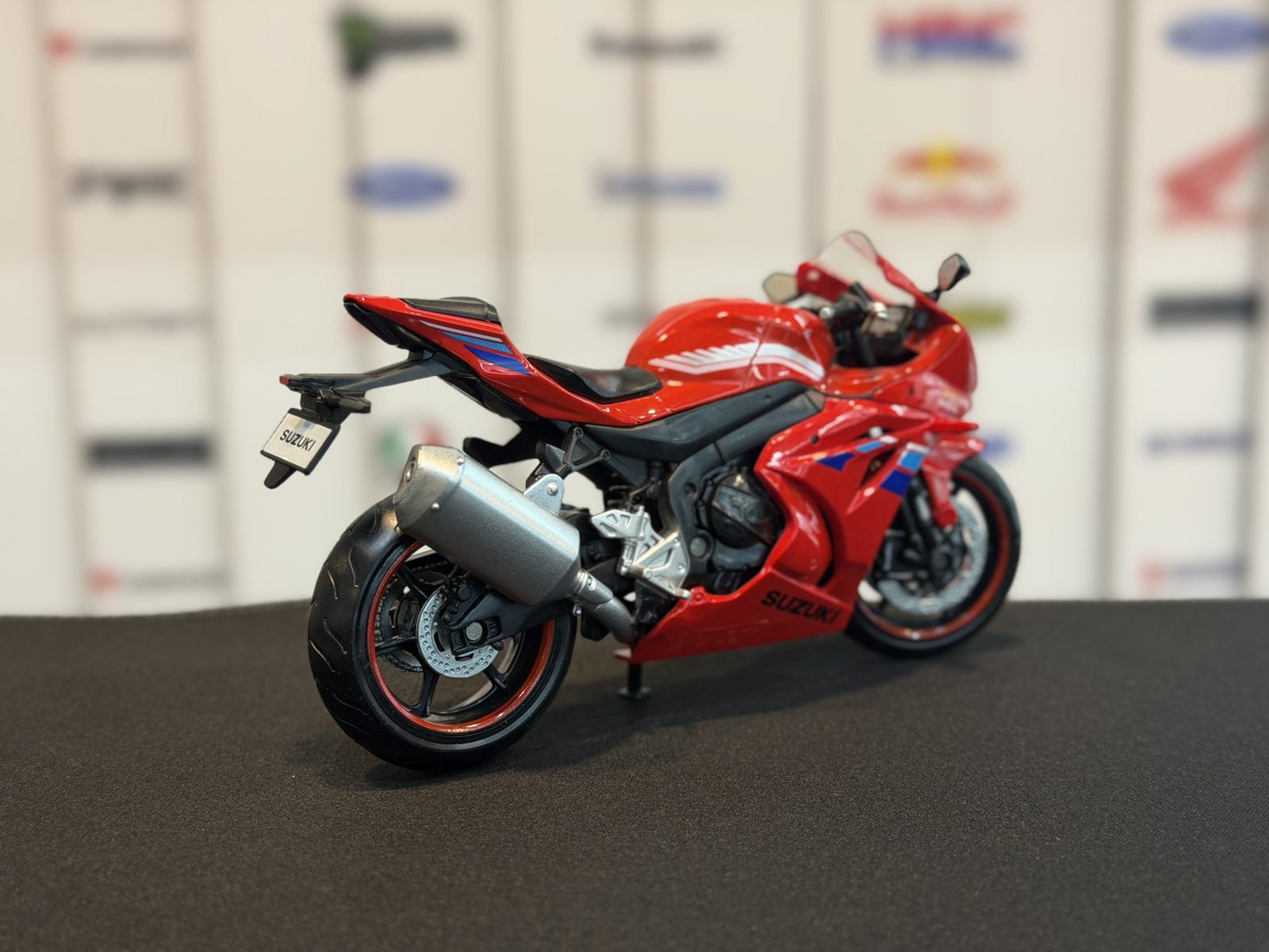 سوزوکیGSXR1000 قرمز — تصویر 3