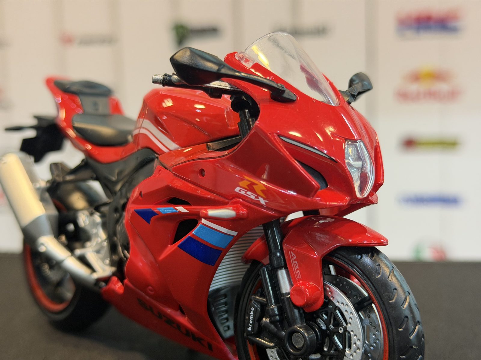 سوزوکیGSXR1000 قرمز — تصویر 5