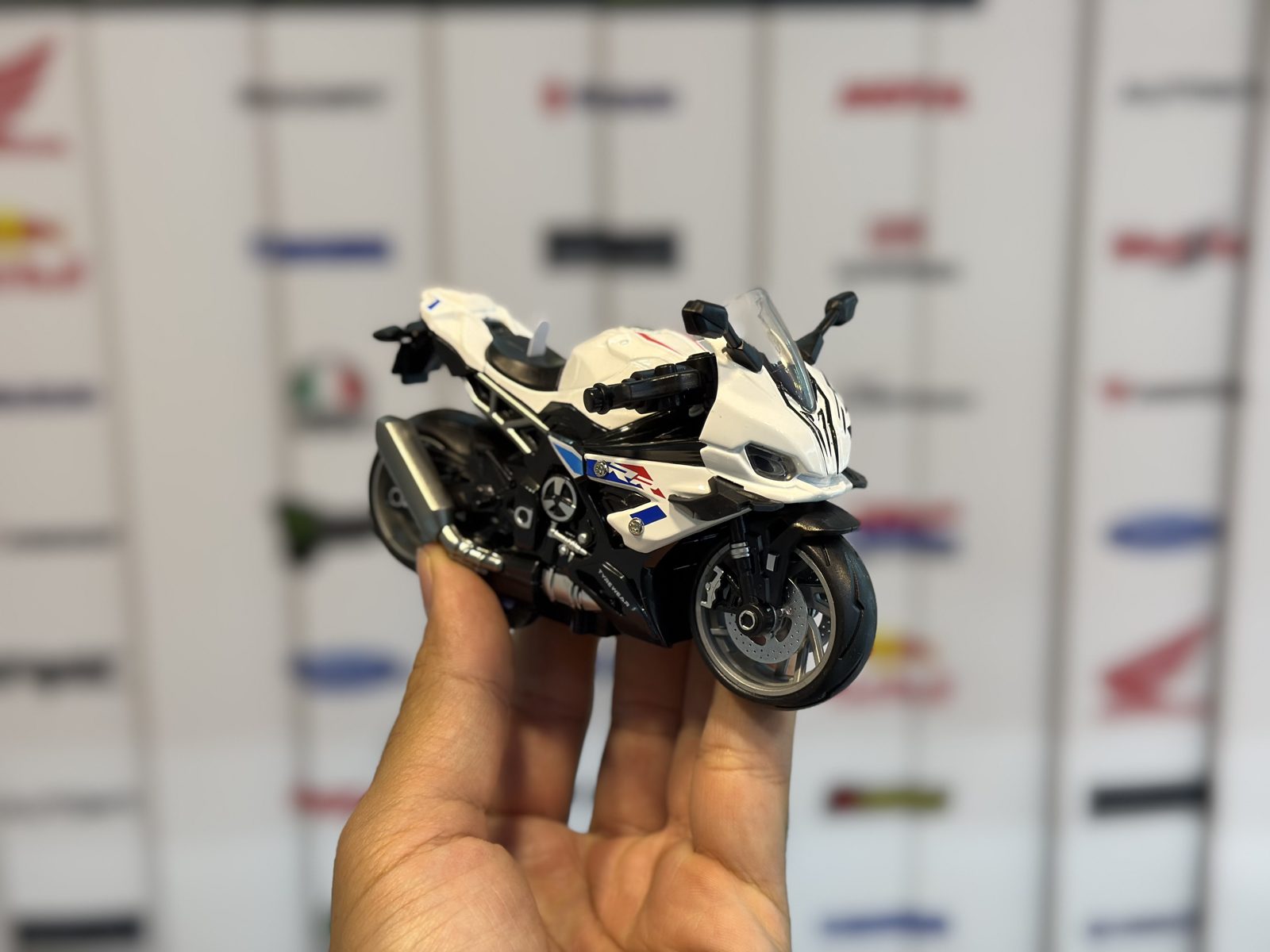 ماکت موتور بی ام و S1000RR کوچک — تصویر 1