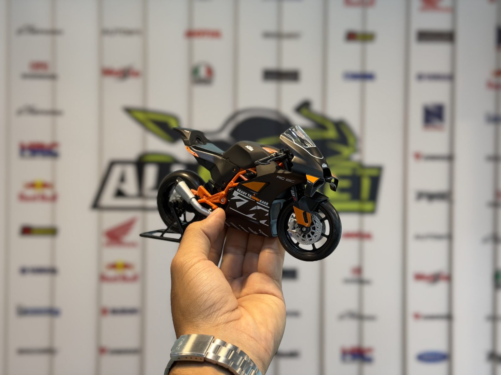 کی تی ام  RC 8C — تصویر 1