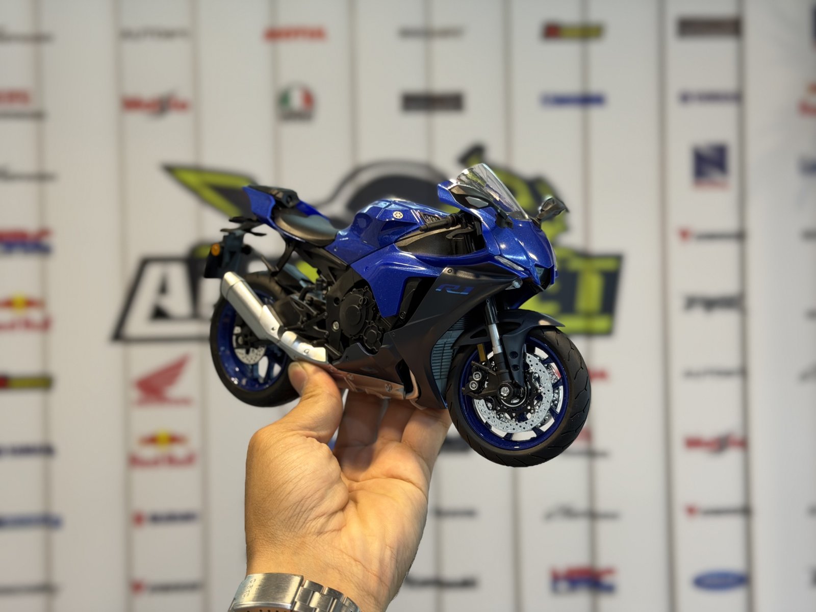 ماکت موتور یاماها r1 — تصویر 1