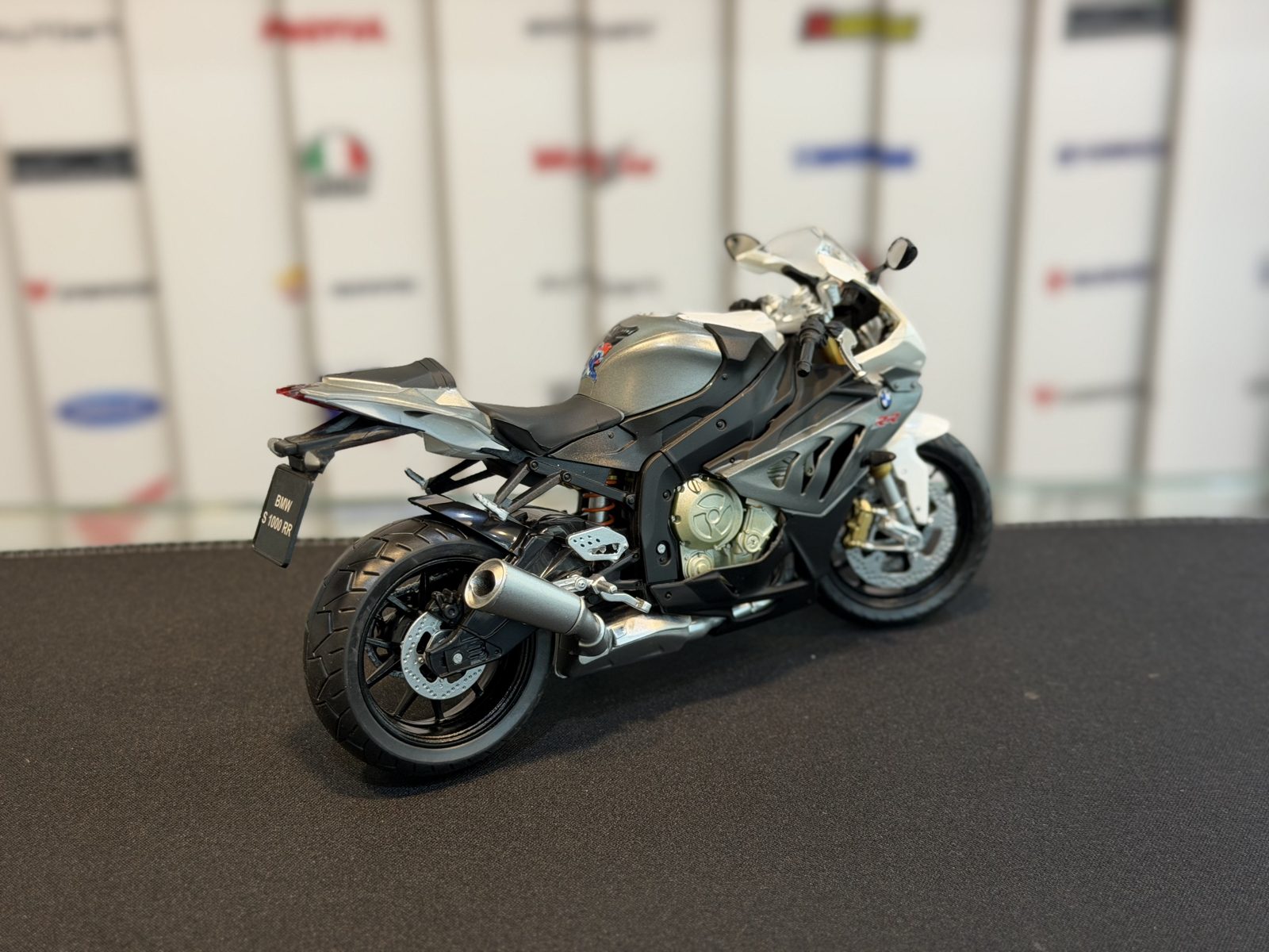 بی ام و S1000RR سفید طوسی — تصویر 2